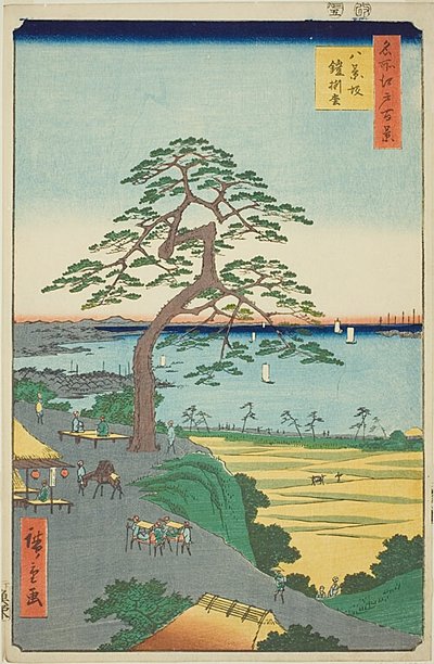 Panssarimänty Hakkeizakassa (Hakkeizaka Yoroikakematsu), nro 26 sarjasta "Sata kuuluisaa näkymää Edosta (Meisho Edo hyakkei)". tekijältä Utagawa Hiroshige