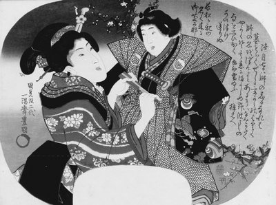 Aiban uchiwa-e: Nainen pukemassa lastaan tekijältä Utagawa Kunisada