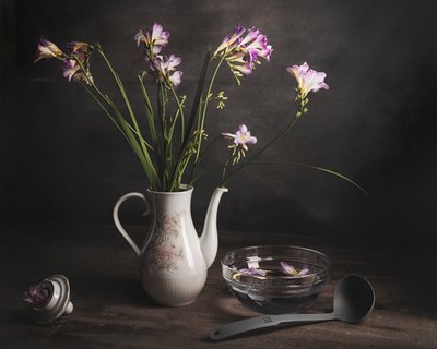 Violetti freesia - asetelma tekijältä Vadim Kulinsky