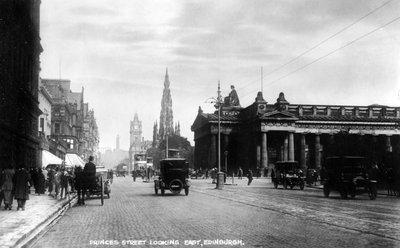 Katse itään Princes Streetiä pitkin Edinburghissa, 1900-luvun alussa. tekijältä Valentine and Sons Ltd