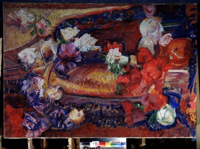 Natura morta amb un coixí decoratiu i flors. Pintura de Vasily Ivanovich Denisov (1862-1921). oli sobre tela finlandès tekijältä Vasily Ivanovich Denisov
