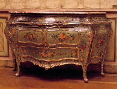 Kalusteet: lakattu ja maalattu lipasto 1700-luvulta. Venetsian valmistus. Koristetaiteen museo, Pariisi tekijältä Venetian School