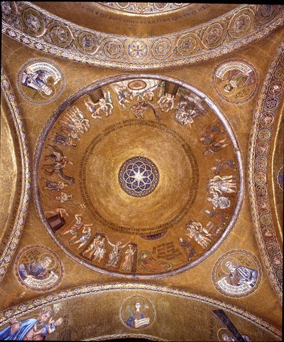 Näkymä kupolista mosaiikeilla kultaisella taustalla tekijältä Veneto Byzantine School