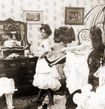 Stereoskooppinen kortti, joka kuvaa naista korsettina, n. 1900 (seepiakuva) (katso myös 473243) tekijältä Vermont, USA H.C. White Company