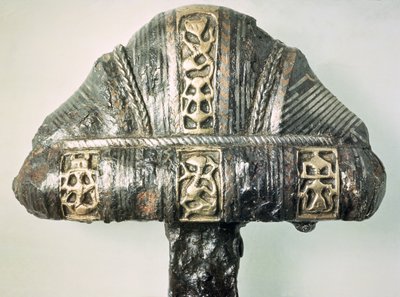 Yksityiskohta miekan kädensijasta, jossa leimattu koriste (messinki ja rauta) tekijältä Viking