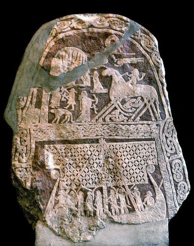 Riimukivi, joka kuvaa Wotania (Odin) kahdeksanjalkaisella hevosella Sleipnir noustamassa viikinkipitkälaivaan (kivi) tekijältä Viking Viking