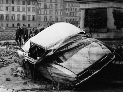 Citroen DS on heitetty muistomerkkiä vasten Firenzen tulvan aikana marraskuussa 1966 (s/w-kuva). tekijältä Vincenzo Balocchi