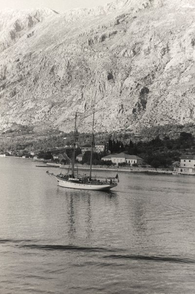 Aostan herttuan purjevene Kotorin rannikon edustalla Kroatiassa albumista "Korfu, Ateena ja Kotorin lahti". tekijältä Vincenzo Balocchi