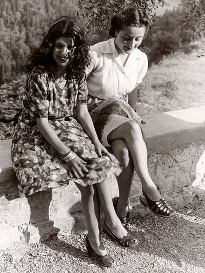 Kaksi tyttöä istuu seinällä, Italia, 1940 (s/w-kuva). tekijältä Vincenzo Balocchi