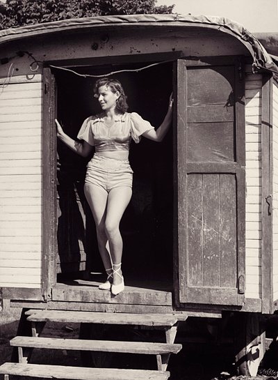 Nuori nainen sirkusvaunuissa, noin 1960 (s/w-kuva). tekijältä Vincenzo Balocchi