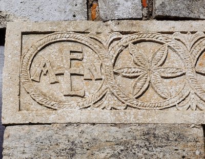 Yksityiskohta Santa Maria de Laran kirkon läntisestä julkisivusta, Quintanilla de las Vinas, Espanja, 7. vuosisadalla jKr (kivirelief) tekijältä Visigothic