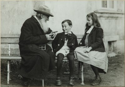 Leo Tolstoi lastenlasten Leon ja Sofian kanssa, 1909 tekijältä Vladimir Grigorievich Chertkov