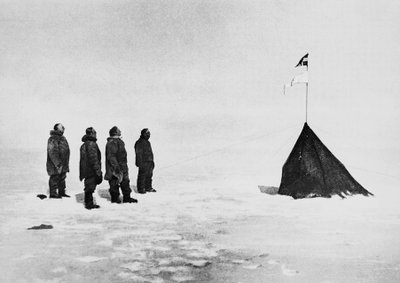 Roald Amundsen, Helmer Hanssen, Sverre Hassel ja Oscar Wisting etelänavalle pystytetyn teltan edessä, 16. joulukuuta tekijältä John Ward Dunsmore