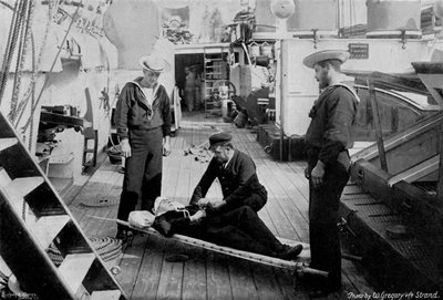 Ambulanssiharjoitus HMS Tartar -risteilijällä, 1896. tekijältä W Gregory