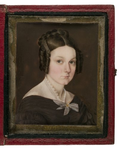 Pienoismuotokuva Sally Ann Gagesta, n. 1837 (wc norsunluusta, nahkaa, kupariseosta ja lasia) tekijältä W. R. Herve
