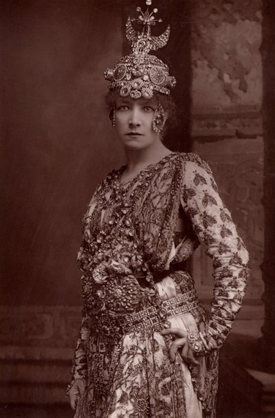 ""Henriette Rosine Bernard kirjoittaa Sarah Bernhardtin (1844-1923) (woodburytype) tekijältä W. and D. (after) Downey