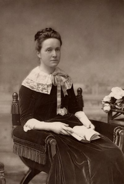 ""Millicent Fawcett (s. Garrett - 1947-1929) englantilainen feministi, 50 vuoden ajan naisten äänioikeusliikkeen johtaja. Pioneerinaisen lääkärin Elizabeth Garrett Andersonin sisar; Henry Fawcettin vaimo, sokea radikaali poliitikko (woodburytype tekijältä W. and D. (after) Downey
