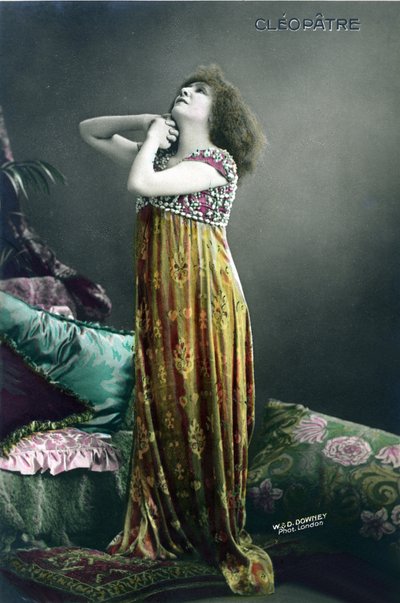 Henriette Rosine Bernard eli Sarah Bernhardt (1844-1923) "" Cleopatrana", näytelmä Victorian Sardou tekijältä W. and D. Downey