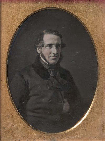 Keski-ikäinen mies, jolla on leukahihnaparta, käsin työnnetty nappitakki, 1840-50-luku tekijältä W. and F. Langenheim