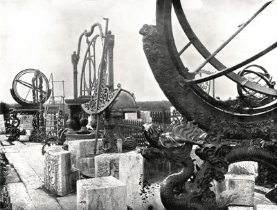 Jotkut instrumentit observatorion päällä, Pekin, Kiina, 1895. tekijältä W and S Ltd