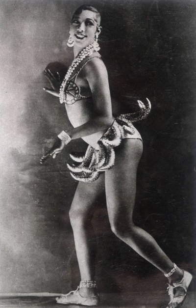 Josephine Baker pukeutunut banaanivyöllä. Valokuva: Lucien Walery (1863-1935). tekijältä Walery