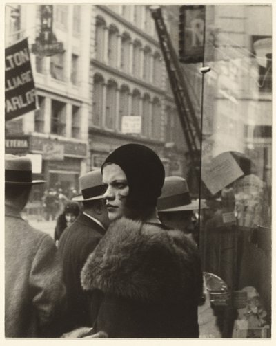 Tyttö Fulton Streetillä, New York tekijältä Walker Evans