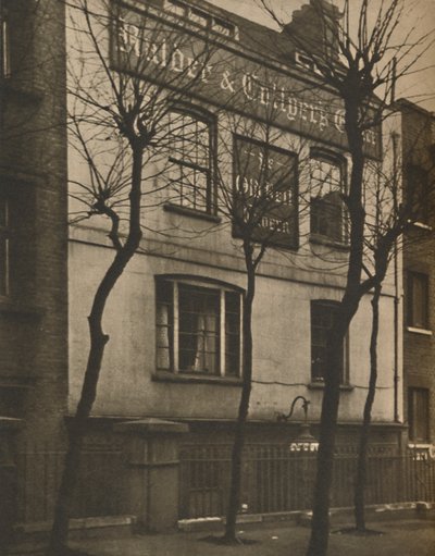 Vanhan kellon merkillä St. Bridesin kirkkopihalla, n. 1935. tekijältä Walter Benington