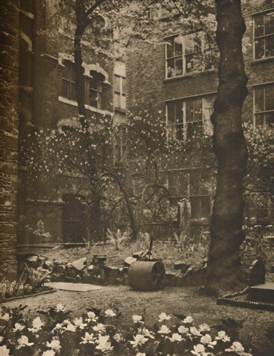 The Empty Churchyard of What Was All Hallows Staining, vuodelta 1935. tekijältä Walter Benington