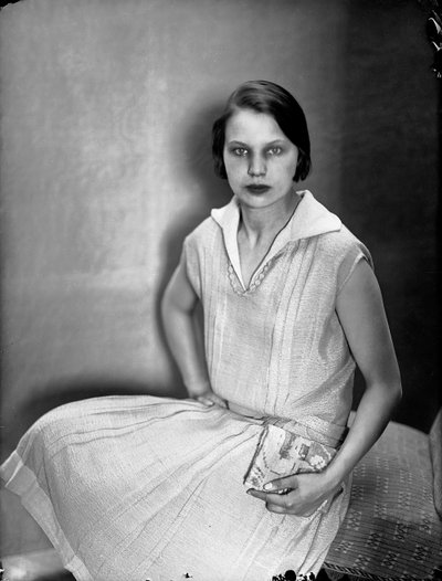 Muotokuva Marion Wulzista Anita Pittonin suunnittelemassa mekossa, noin 1930 (s/w-kuva). tekijältä Wanda Wulz