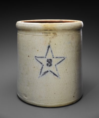 Three Gallon Crock, n. 1909-1915 (bristollasitettu kivitavara, jossa on stensiiloitua kobolttia) tekijältä Weller and Wagner Co. Newton