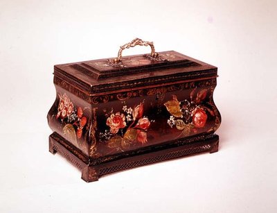 Pontypoolin teekuppi, 1700-luvun loppupuoli (tinaesine, jossa kullattu messinkikahva). tekijältä Welsh school