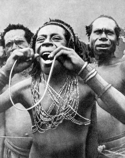 Keppikeppien nieleminen seremoniallisessa rituaalissa, Uusi-Guinea, 1936. tekijältä Wide World Photos
