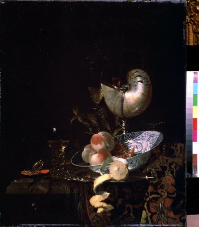 ""Asetelma helmiäispikin kanssa"" (Asetelma helmiäispikarin kanssa) Persikat, sitruuna kuorineen (kuorineen) ja lasi viiniä. Willem Kalfin (1619-1693) maalaus noin 1660 Pushkin-museo, Moskova tekijältä Willem Kalf