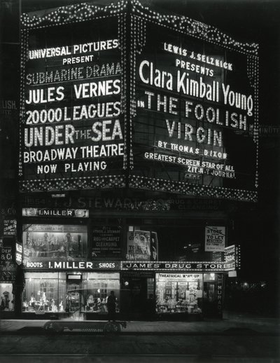 1554 Broadway osoitteessa 46th Street, I. Miller Shoes; James Drug Store ja suuret elokuvateltat valaistuivat yläpuolella. tekijältä William Davis Hassler