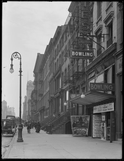 Keilaradan kyltti osoitteessa 248 W. 14th Street, New York City, 2. toukokuuta 1916. tekijältä William Davis Hassler