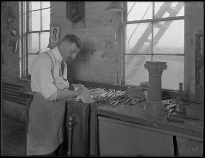 Carver työskentelee arkkukoristeiden parissa, Oneida, New York, 3. huhtikuuta 1916 tekijältä William Davis Hassler