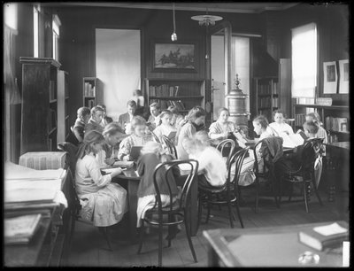 Lapsia lukemassa Queens Borough Public Libraryn tunnistamattoman haarakonttorin lukusalissa, noin 1910. tekijältä William Davis Hassler