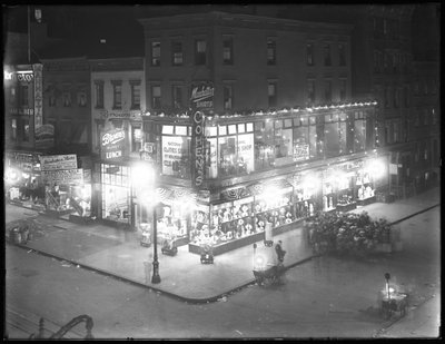 Cohenin vaatekauppa, jossa on valaistut näyttöikkunat, Second Avenue ja 7th Street, New York City, 16. syyskuuta 1916 tekijältä William Davis Hassler