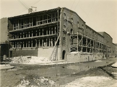 Työmaa, kaksi miestä seisomassa varastorakennuksen avoimella puolella; Robbins und Ripley Engineers and Contractors, 23. maaliskuuta 1916 tekijältä William Davis Hassler