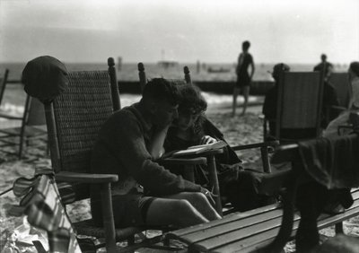 Couple Reading on Beach, Coney Island, n. 1910-21 tekijältä William Davis Hassler