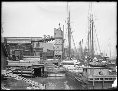 Laiturit ja veneet tuntemattomalla ranta-alueella, mahdollisesti Harlem River, Inwood, New York, n. 1910 tekijältä William Davis Hassler