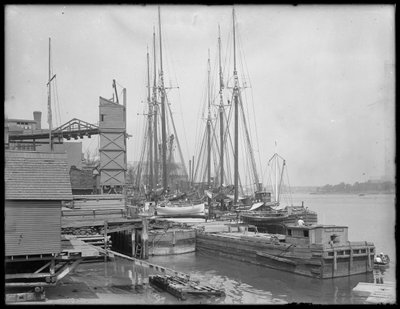Laiturit ja veneet tuntemattomalla ranta-alueella, mahdollisesti Harlem River, Inwood, New York, n. 1910 tekijältä William Davis Hassler