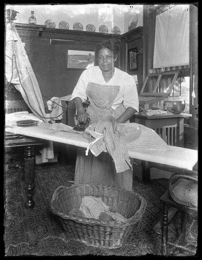 Emma silittää Hasslerin asunnossa osoitteessa 150 Vermilyea Avenue, New York City, 3. heinäkuuta 1913 tekijältä William Davis Hassler
