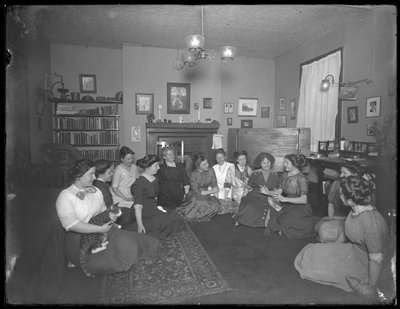 Harriet E. Hassler ryhmän kanssa nuoria naisia, 206 W. 13th Street, New York, n. 1912 tekijältä William Davis Hassler