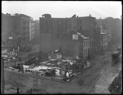 Korkeakulmanäkymä Downing Streetin, West Houston Streetin ja Varick Streetin risteyksistä, New York City, 18. helmikuuta 1916 tekijältä William Davis Hassler