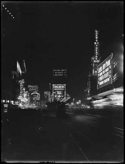 Valaistut kyltit Times Squarella, New York Cityssä, 1917 tekijältä William Davis Hassler