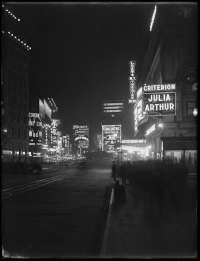 Valaistut kyltit Times Squarella, New York Cityssä, 1917 tekijältä William Davis Hassler