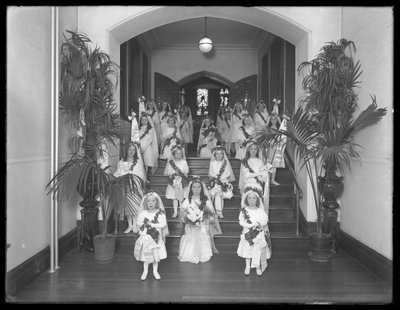Pienet tytöt roomalaiskatolisessa orpojen turvapaikassa, Kingsbridge, Bronx, palaavat kappelista valkoisissa mekoissa, seppeleillä ja seppeleillä, 20. lokakuuta 1914 tekijältä William Davis Hassler