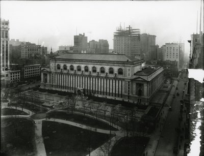 New Yorkin julkinen kirjasto ja Bryant Park, n. 1910-21 tekijältä William Davis Hassler