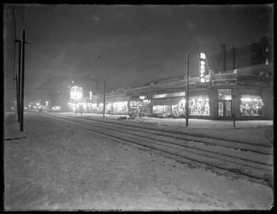 Yönäkymä 207th Streetille katsoen itään Vermilyea Avenuelta lumessa, New York City, 6. maaliskuuta 1915 tekijältä William Davis Hassler